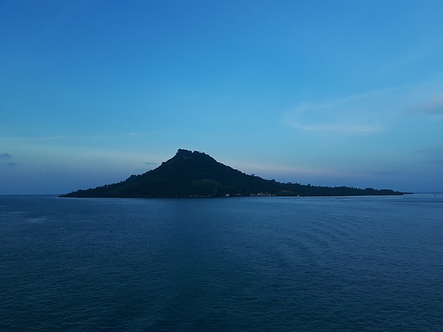 image by [Ahadi Adr](https://commons.wikimedia.org/wiki/File:Island_in_Blueness.jpg)